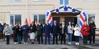 Ключи от новой жизни. В конце минувшей недели торжественно вручили ключи от новых квартир детям-сиротам и детям, оставшимся без попечения родителей - Газета Рассвет