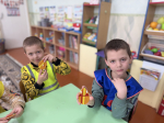 Дети дарят свет и безопасность: дошкольники сделали светоотражающие брелоки для близких к Пасхе